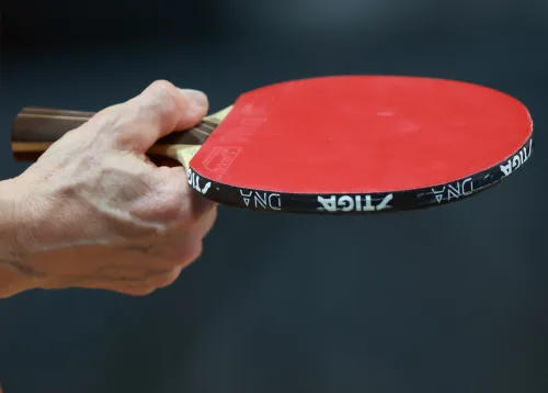 12.10.2022., Pula - dom sportova Mate Parlov. Prvi dan natjecanja Svjetskog prvenstva u stolnom tenisu za osobe s dijagnozom Parkinsona zapocelo je mecevima u paru. Ove godine prema odluci neprofitne organizacije PingPongParkinson​ i partnera – Medjunarodne stolnoteniske federacije (ITTF) i Hrvatskog stolnoteniskog saveza prvenstvo se odrzava u Puli. Na svjetskom prvenstvu, koje ce trajati od 12. do 16. listopada 2022., ocekuje se vise od 400 sudionika, clanova pratnje i natjecatelja iz 22 drzave svijeta. Pokretac ovog prvenstva je neprofitna americka zaklada PingPongParkinson​, kojoj je na celu hrvatsko-americki glazbenik Nenad Bach, izvodjac, producent i mirovni aktivist, i sam obolio od Parkinsona. Iako su lijekovi i dalje nezaobilazni u lijecenju, istrazivanja pokazuju kako sport, a posebice stolni tenis, pomaze u poboljsanju motorike kod ove dijagnoze.