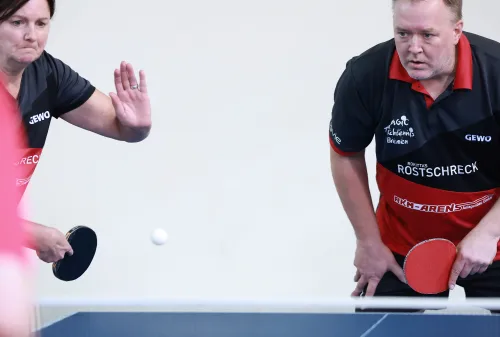 12.10.2022., Pula - dom sportova Mate Parlov. Prvi dan natjecanja Svjetskog prvenstva u stolnom tenisu za osobe s dijagnozom Parkinsona zapocelo je mecevima u paru. Ove godine prema odluci neprofitne organizacije PingPongParkinson​ i partnera – Medjunarodne stolnoteniske federacije (ITTF) i Hrvatskog stolnoteniskog saveza prvenstvo se odrzava u Puli. Na svjetskom prvenstvu, koje ce trajati od 12. do 16. listopada 2022., ocekuje se vise od 400 sudionika, clanova pratnje i natjecatelja iz 22 drzave svijeta. Pokretac ovog prvenstva je neprofitna americka zaklada PingPongParkinson​, kojoj je na celu hrvatsko-americki glazbenik Nenad Bach, izvodjac, producent i mirovni aktivist, i sam obolio od Parkinsona. Iako su lijekovi i dalje nezaobilazni u lijecenju, istrazivanja pokazuju kako sport, a posebice stolni tenis, pomaze u poboljsanju motorike kod ove dijagnoze.