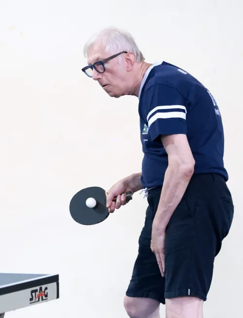 12.10.2022., Pula - dom sportova Mate Parlov. Prvi dan natjecanja Svjetskog prvenstva u stolnom tenisu za osobe s dijagnozom Parkinsona zapocelo je mecevima u paru. Ove godine prema odluci neprofitne organizacije PingPongParkinson​ i partnera – Medjunarodne stolnoteniske federacije (ITTF) i Hrvatskog stolnoteniskog saveza prvenstvo se odrzava u Puli. Na svjetskom prvenstvu, koje ce trajati od 12. do 16. listopada 2022., ocekuje se vise od 400 sudionika, clanova pratnje i natjecatelja iz 22 drzave svijeta. Pokretac ovog prvenstva je neprofitna americka zaklada PingPongParkinson​, kojoj je na celu hrvatsko-americki glazbenik Nenad Bach, izvodjac, producent i mirovni aktivist, i sam obolio od Parkinsona. Iako su lijekovi i dalje nezaobilazni u lijecenju, istrazivanja pokazuju kako sport, a posebice stolni tenis, pomaze u poboljsanju motorike kod ove dijagnoze.