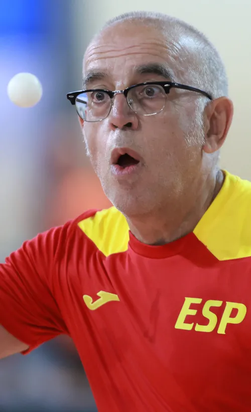 12.10.2022., Pula - dom sportova Mate Parlov. Prvi dan natjecanja Svjetskog prvenstva u stolnom tenisu za osobe s dijagnozom Parkinsona zapocelo je mecevima u paru. Ove godine prema odluci neprofitne organizacije PingPongParkinson​ i partnera – Medjunarodne stolnoteniske federacije (ITTF) i Hrvatskog stolnoteniskog saveza prvenstvo se odrzava u Puli. Na svjetskom prvenstvu, koje ce trajati od 12. do 16. listopada 2022., ocekuje se vise od 400 sudionika, clanova pratnje i natjecatelja iz 22 drzave svijeta. Pokretac ovog prvenstva je neprofitna americka zaklada PingPongParkinson​, kojoj je na celu hrvatsko-americki glazbenik Nenad Bach, izvodjac, producent i mirovni aktivist, i sam obolio od Parkinsona. Iako su lijekovi i dalje nezaobilazni u lijecenju, istrazivanja pokazuju kako sport, a posebice stolni tenis, pomaze u poboljsanju motorike kod ove dijagnoze.