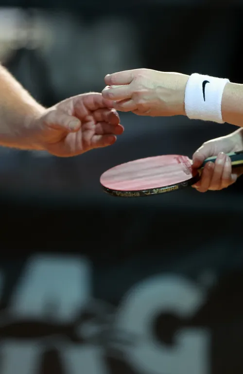 12.10.2022., Pula - dom sportova Mate Parlov. Prvi dan natjecanja Svjetskog prvenstva u stolnom tenisu za osobe s dijagnozom Parkinsona zapocelo je mecevima u paru. Ove godine prema odluci neprofitne organizacije PingPongParkinson​ i partnera – Medjunarodne stolnoteniske federacije (ITTF) i Hrvatskog stolnoteniskog saveza prvenstvo se odrzava u Puli. Na svjetskom prvenstvu, koje ce trajati od 12. do 16. listopada 2022., ocekuje se vise od 400 sudionika, clanova pratnje i natjecatelja iz 22 drzave svijeta. Pokretac ovog prvenstva je neprofitna americka zaklada PingPongParkinson​, kojoj je na celu hrvatsko-americki glazbenik Nenad Bach, izvodjac, producent i mirovni aktivist, i sam obolio od Parkinsona. Iako su lijekovi i dalje nezaobilazni u lijecenju, istrazivanja pokazuju kako sport, a posebice stolni tenis, pomaze u poboljsanju motorike kod ove dijagnoze.