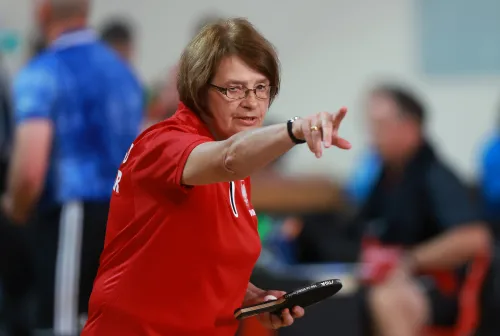12.10.2022., Pula - dom sportova Mate Parlov. Prvi dan natjecanja Svjetskog prvenstva u stolnom tenisu za osobe s dijagnozom Parkinsona zapocelo je mecevima u paru. Ove godine prema odluci neprofitne organizacije PingPongParkinson​ i partnera – Medjunarodne stolnoteniske federacije (ITTF) i Hrvatskog stolnoteniskog saveza prvenstvo se odrzava u Puli. Na svjetskom prvenstvu, koje ce trajati od 12. do 16. listopada 2022., ocekuje se vise od 400 sudionika, clanova pratnje i natjecatelja iz 22 drzave svijeta. Pokretac ovog prvenstva je neprofitna americka zaklada PingPongParkinson​, kojoj je na celu hrvatsko-americki glazbenik Nenad Bach, izvodjac, producent i mirovni aktivist, i sam obolio od Parkinsona. Iako su lijekovi i dalje nezaobilazni u lijecenju, istrazivanja pokazuju kako sport, a posebice stolni tenis, pomaze u poboljsanju motorike kod ove dijagnoze.