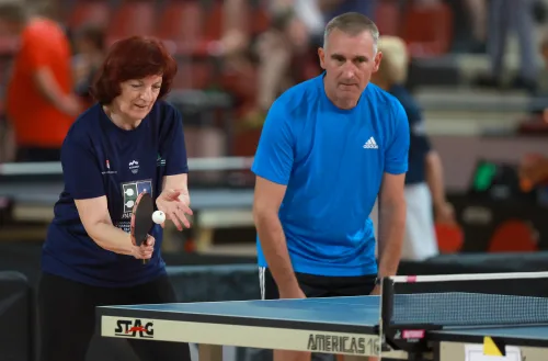 12.10.2022., Pula - dom sportova Mate Parlov. Prvi dan natjecanja Svjetskog prvenstva u stolnom tenisu za osobe s dijagnozom Parkinsona zapocelo je mecevima u paru. Ove godine prema odluci neprofitne organizacije PingPongParkinson​ i partnera – Medjunarodne stolnoteniske federacije (ITTF) i Hrvatskog stolnoteniskog saveza prvenstvo se odrzava u Puli. Na svjetskom prvenstvu, koje ce trajati od 12. do 16. listopada 2022., ocekuje se vise od 400 sudionika, clanova pratnje i natjecatelja iz 22 drzave svijeta. Pokretac ovog prvenstva je neprofitna americka zaklada PingPongParkinson​, kojoj je na celu hrvatsko-americki glazbenik Nenad Bach, izvodjac, producent i mirovni aktivist, i sam obolio od Parkinsona. Iako su lijekovi i dalje nezaobilazni u lijecenju, istrazivanja pokazuju kako sport, a posebice stolni tenis, pomaze u poboljsanju motorike kod ove dijagnoze.