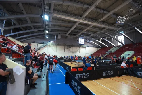 12.10.2022., Pula - dom sportova Mate Parlov. Prvi dan natjecanja Svjetskog prvenstva u stolnom tenisu za osobe s dijagnozom Parkinsona zapocelo je mecevima u paru. Ove godine prema odluci neprofitne organizacije PingPongParkinson​ i partnera – Medjunarodne stolnoteniske federacije (ITTF) i Hrvatskog stolnoteniskog saveza prvenstvo se odrzava u Puli. Na svjetskom prvenstvu, koje ce trajati od 12. do 16. listopada 2022., ocekuje se vise od 400 sudionika, clanova pratnje i natjecatelja iz 22 drzave svijeta. Pokretac ovog prvenstva je neprofitna americka zaklada PingPongParkinson​, kojoj je na celu hrvatsko-americki glazbenik Nenad Bach, izvodjac, producent i mirovni aktivist, i sam obolio od Parkinsona. Iako su lijekovi i dalje nezaobilazni u lijecenju, istrazivanja pokazuju kako sport, a posebice stolni tenis, pomaze u poboljsanju motorike kod ove dijagnoze.