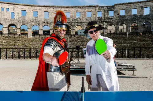12.10.2022., Pula - Arena. Sluzbeno otvorenje svjetskog prvenstva u stolnom tenisu za osobe s dijagnozom Parkinsona koje se ove godine prema odluci neprofitne organizacije PingPongParkinson​ i partnera – Medjunarodne stolnoteniske federacije (ITTF) i Hrvatskog stolnoteniskog saveza, odrzava u Puli odnosno u Domu sportova Mate Parlov. Na svjetskom prvenstvu, koje ce trajati od 12. do 16. listopada 2022., ocekuje se vise od 400 sudionika, clanova pratnje i natjecatelja iz 22 drzave svijeta.
Pokretac ovog prvenstva je neprofitna americka zaklada PingPongParkinson​, kojoj je na celu hrvatsko-americki glazbenik Nenad Bach, izvodjac, producent i mirovni aktivist, i sam obolio od Parkinsona. Iako su lijekovi i dalje nezaobilazni u lijecenju, istrazivanja pokazuju kako sport, a posebice stolni tenis, pomaze u poboljsanju motorike kod ove dijagnoze.