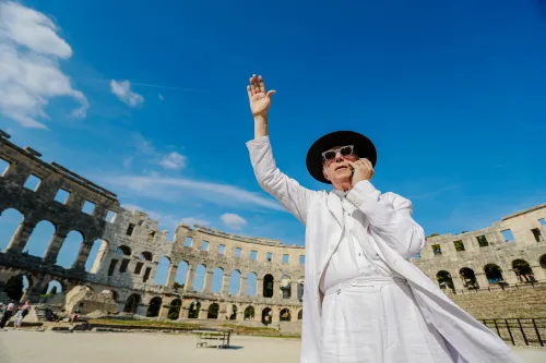 12.10.2022., Pula - Arena. Sluzbeno otvorenje svjetskog prvenstva u stolnom tenisu za osobe s dijagnozom Parkinsona koje se ove godine prema odluci neprofitne organizacije PingPongParkinson​ i partnera – Medjunarodne stolnoteniske federacije (ITTF) i Hrvatskog stolnoteniskog saveza, odrzava u Puli odnosno u Domu sportova Mate Parlov. Na svjetskom prvenstvu, koje ce trajati od 12. do 16. listopada 2022., ocekuje se vise od 400 sudionika, clanova pratnje i natjecatelja iz 22 drzave svijeta.
Pokretac ovog prvenstva je neprofitna americka zaklada PingPongParkinson​, kojoj je na celu hrvatsko-americki glazbenik Nenad Bach, izvodjac, producent i mirovni aktivist, i sam obolio od Parkinsona. Iako su lijekovi i dalje nezaobilazni u lijecenju, istrazivanja pokazuju kako sport, a posebice stolni tenis, pomaze u poboljsanju motorike kod ove dijagnoze.