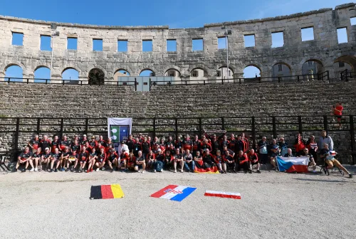 12.10.2022., Pula - Arena. Sluzbeno otvorenje svjetskog prvenstva u stolnom tenisu za osobe s dijagnozom Parkinsona koje se ove godine prema odluci neprofitne organizacije PingPongParkinson​ i partnera – Medjunarodne stolnoteniske federacije (ITTF) i Hrvatskog stolnoteniskog saveza, odrzava u Puli odnosno u Domu sportova Mate Parlov. Na svjetskom prvenstvu, koje ce trajati od 12. do 16. listopada 2022., ocekuje se vise od 400 sudionika, clanova pratnje i natjecatelja iz 22 drzave svijeta.
Pokretac ovog prvenstva je neprofitna americka zaklada PingPongParkinson​, kojoj je na celu hrvatsko-americki glazbenik Nenad Bach, izvodjac, producent i mirovni aktivist, i sam obolio od Parkinsona. Iako su lijekovi i dalje nezaobilazni u lijecenju, istrazivanja pokazuju kako sport, a posebice stolni tenis, pomaze u poboljsanju motorike kod ove dijagnoze.