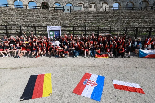 12.10.2022., Pula - Arena. Sluzbeno otvorenje svjetskog prvenstva u stolnom tenisu za osobe s dijagnozom Parkinsona koje se ove godine prema odluci neprofitne organizacije PingPongParkinson​ i partnera – Medjunarodne stolnoteniske federacije (ITTF) i Hrvatskog stolnoteniskog saveza, odrzava u Puli odnosno u Domu sportova Mate Parlov. Na svjetskom prvenstvu, koje ce trajati od 12. do 16. listopada 2022., ocekuje se vise od 400 sudionika, clanova pratnje i natjecatelja iz 22 drzave svijeta.
Pokretac ovog prvenstva je neprofitna americka zaklada PingPongParkinson​, kojoj je na celu hrvatsko-americki glazbenik Nenad Bach, izvodjac, producent i mirovni aktivist, i sam obolio od Parkinsona. Iako su lijekovi i dalje nezaobilazni u lijecenju, istrazivanja pokazuju kako sport, a posebice stolni tenis, pomaze u poboljsanju motorike kod ove dijagnoze.