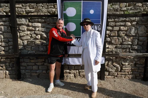 12.10.2022., Pula - Arena. Sluzbeno otvorenje svjetskog prvenstva u stolnom tenisu za osobe s dijagnozom Parkinsona koje se ove godine prema odluci neprofitne organizacije PingPongParkinson​ i partnera – Medjunarodne stolnoteniske federacije (ITTF) i Hrvatskog stolnoteniskog saveza, odrzava u Puli odnosno u Domu sportova Mate Parlov. Na svjetskom prvenstvu, koje ce trajati od 12. do 16. listopada 2022., ocekuje se vise od 400 sudionika, clanova pratnje i natjecatelja iz 22 drzave svijeta.
Pokretac ovog prvenstva je neprofitna americka zaklada PingPongParkinson​, kojoj je na celu hrvatsko-americki glazbenik Nenad Bach, izvodjac, producent i mirovni aktivist, i sam obolio od Parkinsona. Iako su lijekovi i dalje nezaobilazni u lijecenju, istrazivanja pokazuju kako sport, a posebice stolni tenis, pomaze u poboljsanju motorike kod ove dijagnoze.