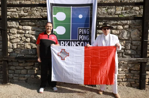 12.10.2022., Pula - Arena. Sluzbeno otvorenje svjetskog prvenstva u stolnom tenisu za osobe s dijagnozom Parkinsona koje se ove godine prema odluci neprofitne organizacije PingPongParkinson​ i partnera – Medjunarodne stolnoteniske federacije (ITTF) i Hrvatskog stolnoteniskog saveza, odrzava u Puli odnosno u Domu sportova Mate Parlov. Na svjetskom prvenstvu, koje ce trajati od 12. do 16. listopada 2022., ocekuje se vise od 400 sudionika, clanova pratnje i natjecatelja iz 22 drzave svijeta.
Pokretac ovog prvenstva je neprofitna americka zaklada PingPongParkinson​, kojoj je na celu hrvatsko-americki glazbenik Nenad Bach, izvodjac, producent i mirovni aktivist, i sam obolio od Parkinsona. Iako su lijekovi i dalje nezaobilazni u lijecenju, istrazivanja pokazuju kako sport, a posebice stolni tenis, pomaze u poboljsanju motorike kod ove dijagnoze.