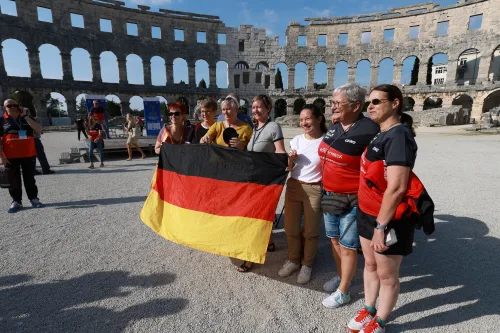 12.10.2022., Pula - Arena. Sluzbeno otvorenje svjetskog prvenstva u stolnom tenisu za osobe s dijagnozom Parkinsona koje se ove godine prema odluci neprofitne organizacije PingPongParkinson​ i partnera – Medjunarodne stolnoteniske federacije (ITTF) i Hrvatskog stolnoteniskog saveza, odrzava u Puli odnosno u Domu sportova Mate Parlov. Na svjetskom prvenstvu, koje ce trajati od 12. do 16. listopada 2022., ocekuje se vise od 400 sudionika, clanova pratnje i natjecatelja iz 22 drzave svijeta.
Pokretac ovog prvenstva je neprofitna americka zaklada PingPongParkinson​, kojoj je na celu hrvatsko-americki glazbenik Nenad Bach, izvodjac, producent i mirovni aktivist, i sam obolio od Parkinsona. Iako su lijekovi i dalje nezaobilazni u lijecenju, istrazivanja pokazuju kako sport, a posebice stolni tenis, pomaze u poboljsanju motorike kod ove dijagnoze.