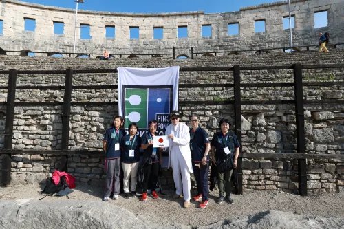 12.10.2022., Pula - Arena. Sluzbeno otvorenje svjetskog prvenstva u stolnom tenisu za osobe s dijagnozom Parkinsona koje se ove godine prema odluci neprofitne organizacije PingPongParkinson​ i partnera – Medjunarodne stolnoteniske federacije (ITTF) i Hrvatskog stolnoteniskog saveza, odrzava u Puli odnosno u Domu sportova Mate Parlov. Na svjetskom prvenstvu, koje ce trajati od 12. do 16. listopada 2022., ocekuje se vise od 400 sudionika, clanova pratnje i natjecatelja iz 22 drzave svijeta.
Pokretac ovog prvenstva je neprofitna americka zaklada PingPongParkinson​, kojoj je na celu hrvatsko-americki glazbenik Nenad Bach, izvodjac, producent i mirovni aktivist, i sam obolio od Parkinsona. Iako su lijekovi i dalje nezaobilazni u lijecenju, istrazivanja pokazuju kako sport, a posebice stolni tenis, pomaze u poboljsanju motorike kod ove dijagnoze.