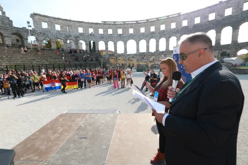 12.10.2022., Pula - Arena. Sluzbeno otvorenje svjetskog prvenstva u stolnom tenisu za osobe s dijagnozom Parkinsona koje se ove godine prema odluci neprofitne organizacije PingPongParkinson​ i partnera – Medjunarodne stolnoteniske federacije (ITTF) i Hrvatskog stolnoteniskog saveza, odrzava u Puli odnosno u Domu sportova Mate Parlov. Na svjetskom prvenstvu, koje ce trajati od 12. do 16. listopada 2022., ocekuje se vise od 400 sudionika, clanova pratnje i natjecatelja iz 22 drzave svijeta.
Pokretac ovog prvenstva je neprofitna americka zaklada PingPongParkinson​, kojoj je na celu hrvatsko-americki glazbenik Nenad Bach, izvodjac, producent i mirovni aktivist, i sam obolio od Parkinsona. Iako su lijekovi i dalje nezaobilazni u lijecenju, istrazivanja pokazuju kako sport, a posebice stolni tenis, pomaze u poboljsanju motorike kod ove dijagnoze.