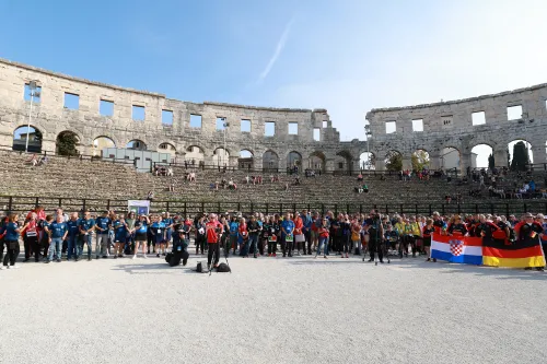 12.10.2022., Pula - Arena. Sluzbeno otvorenje svjetskog prvenstva u stolnom tenisu za osobe s dijagnozom Parkinsona koje se ove godine prema odluci neprofitne organizacije PingPongParkinson​ i partnera – Medjunarodne stolnoteniske federacije (ITTF) i Hrvatskog stolnoteniskog saveza, odrzava u Puli odnosno u Domu sportova Mate Parlov. Na svjetskom prvenstvu, koje ce trajati od 12. do 16. listopada 2022., ocekuje se vise od 400 sudionika, clanova pratnje i natjecatelja iz 22 drzave svijeta.
Pokretac ovog prvenstva je neprofitna americka zaklada PingPongParkinson​, kojoj je na celu hrvatsko-americki glazbenik Nenad Bach, izvodjac, producent i mirovni aktivist, i sam obolio od Parkinsona. Iako su lijekovi i dalje nezaobilazni u lijecenju, istrazivanja pokazuju kako sport, a posebice stolni tenis, pomaze u poboljsanju motorike kod ove dijagnoze.