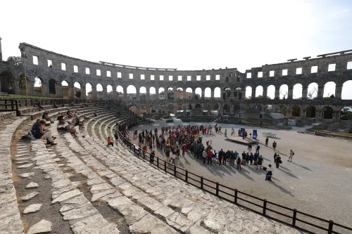 12.10.2022., Pula - Arena. Sluzbeno otvorenje svjetskog prvenstva u stolnom tenisu za osobe s dijagnozom Parkinsona koje se ove godine prema odluci neprofitne organizacije PingPongParkinson​ i partnera – Medjunarodne stolnoteniske federacije (ITTF) i Hrvatskog stolnoteniskog saveza, odrzava u Puli odnosno u Domu sportova Mate Parlov. Na svjetskom prvenstvu, koje ce trajati od 12. do 16. listopada 2022., ocekuje se vise od 400 sudionika, clanova pratnje i natjecatelja iz 22 drzave svijeta.
Pokretac ovog prvenstva je neprofitna americka zaklada PingPongParkinson​, kojoj je na celu hrvatsko-americki glazbenik Nenad Bach, izvodjac, producent i mirovni aktivist, i sam obolio od Parkinsona. Iako su lijekovi i dalje nezaobilazni u lijecenju, istrazivanja pokazuju kako sport, a posebice stolni tenis, pomaze u poboljsanju motorike kod ove dijagnoze.