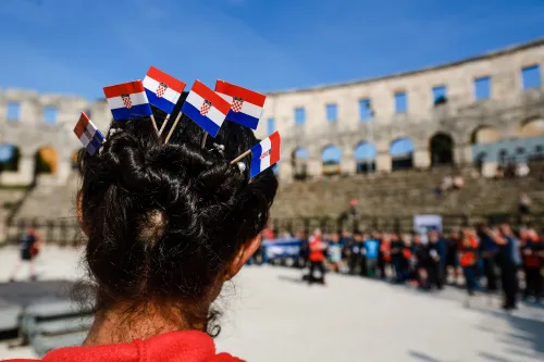 12.10.2022., Pula - Arena. Sluzbeno otvorenje svjetskog prvenstva u stolnom tenisu za osobe s dijagnozom Parkinsona koje se ove godine prema odluci neprofitne organizacije PingPongParkinson​ i partnera – Medjunarodne stolnoteniske federacije (ITTF) i Hrvatskog stolnoteniskog saveza, odrzava u Puli odnosno u Domu sportova Mate Parlov. Na svjetskom prvenstvu, koje ce trajati od 12. do 16. listopada 2022., ocekuje se vise od 400 sudionika, clanova pratnje i natjecatelja iz 22 drzave svijeta.
Pokretac ovog prvenstva je neprofitna americka zaklada PingPongParkinson​, kojoj je na celu hrvatsko-americki glazbenik Nenad Bach, izvodjac, producent i mirovni aktivist, i sam obolio od Parkinsona. Iako su lijekovi i dalje nezaobilazni u lijecenju, istrazivanja pokazuju kako sport, a posebice stolni tenis, pomaze u poboljsanju motorike kod ove dijagnoze.