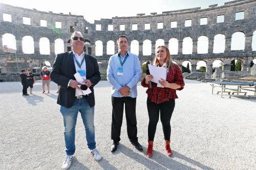 12.10.2022., Pula - Arena. Sluzbeno otvorenje svjetskog prvenstva u stolnom tenisu za osobe s dijagnozom Parkinsona koje se ove godine prema odluci neprofitne organizacije PingPongParkinson​ i partnera – Medjunarodne stolnoteniske federacije (ITTF) i Hrvatskog stolnoteniskog saveza, odrzava u Puli odnosno u Domu sportova Mate Parlov. Na svjetskom prvenstvu, koje ce trajati od 12. do 16. listopada 2022., ocekuje se vise od 400 sudionika, clanova pratnje i natjecatelja iz 22 drzave svijeta.
Pokretac ovog prvenstva je neprofitna americka zaklada PingPongParkinson​, kojoj je na celu hrvatsko-americki glazbenik Nenad Bach, izvodjac, producent i mirovni aktivist, i sam obolio od Parkinsona. Iako su lijekovi i dalje nezaobilazni u lijecenju, istrazivanja pokazuju kako sport, a posebice stolni tenis, pomaze u poboljsanju motorike kod ove dijagnoze.