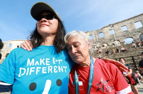 12.10.2022., Pula - Arena. Sluzbeno otvorenje svjetskog prvenstva u stolnom tenisu za osobe s dijagnozom Parkinsona koje se ove godine prema odluci neprofitne organizacije PingPongParkinson​ i partnera – Medjunarodne stolnoteniske federacije (ITTF) i Hrvatskog stolnoteniskog saveza, odrzava u Puli odnosno u Domu sportova Mate Parlov. Na svjetskom prvenstvu, koje ce trajati od 12. do 16. listopada 2022., ocekuje se vise od 400 sudionika, clanova pratnje i natjecatelja iz 22 drzave svijeta.
Pokretac ovog prvenstva je neprofitna americka zaklada PingPongParkinson​, kojoj je na celu hrvatsko-americki glazbenik Nenad Bach, izvodjac, producent i mirovni aktivist, i sam obolio od Parkinsona. Iako su lijekovi i dalje nezaobilazni u lijecenju, istrazivanja pokazuju kako sport, a posebice stolni tenis, pomaze u poboljsanju motorike kod ove dijagnoze.