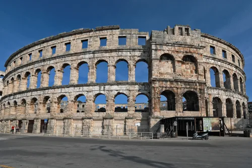 12.10.2022., Pula - Arena. Sluzbeno otvorenje svjetskog prvenstva u stolnom tenisu za osobe s dijagnozom Parkinsona koje se ove godine prema odluci neprofitne organizacije PingPongParkinson​ i partnera – Medjunarodne stolnoteniske federacije (ITTF) i Hrvatskog stolnoteniskog saveza, odrzava u Puli odnosno u Domu sportova Mate Parlov. Na svjetskom prvenstvu, koje ce trajati od 12. do 16. listopada 2022., ocekuje se vise od 400 sudionika, clanova pratnje i natjecatelja iz 22 drzave svijeta.
Pokretac ovog prvenstva je neprofitna americka zaklada PingPongParkinson​, kojoj je na celu hrvatsko-americki glazbenik Nenad Bach, izvodjac, producent i mirovni aktivist, i sam obolio od Parkinsona. Iako su lijekovi i dalje nezaobilazni u lijecenju, istrazivanja pokazuju kako sport, a posebice stolni tenis, pomaze u poboljsanju motorike kod ove dijagnoze.