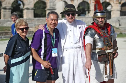 12.10.2022., Pula - Arena. Sluzbeno otvorenje svjetskog prvenstva u stolnom tenisu za osobe s dijagnozom Parkinsona koje se ove godine prema odluci neprofitne organizacije PingPongParkinson​ i partnera – Medjunarodne stolnoteniske federacije (ITTF) i Hrvatskog stolnoteniskog saveza, odrzava u Puli odnosno u Domu sportova Mate Parlov. Na svjetskom prvenstvu, koje ce trajati od 12. do 16. listopada 2022., ocekuje se vise od 400 sudionika, clanova pratnje i natjecatelja iz 22 drzave svijeta.
Pokretac ovog prvenstva je neprofitna americka zaklada PingPongParkinson​, kojoj je na celu hrvatsko-americki glazbenik Nenad Bach, izvodjac, producent i mirovni aktivist, i sam obolio od Parkinsona. Iako su lijekovi i dalje nezaobilazni u lijecenju, istrazivanja pokazuju kako sport, a posebice stolni tenis, pomaze u poboljsanju motorike kod ove dijagnoze.