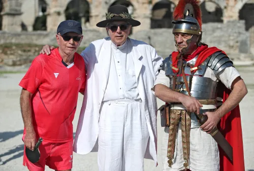 12.10.2022., Pula - Arena. Sluzbeno otvorenje svjetskog prvenstva u stolnom tenisu za osobe s dijagnozom Parkinsona koje se ove godine prema odluci neprofitne organizacije PingPongParkinson​ i partnera – Medjunarodne stolnoteniske federacije (ITTF) i Hrvatskog stolnoteniskog saveza, odrzava u Puli odnosno u Domu sportova Mate Parlov. Na svjetskom prvenstvu, koje ce trajati od 12. do 16. listopada 2022., ocekuje se vise od 400 sudionika, clanova pratnje i natjecatelja iz 22 drzave svijeta.
Pokretac ovog prvenstva je neprofitna americka zaklada PingPongParkinson​, kojoj je na celu hrvatsko-americki glazbenik Nenad Bach, izvodjac, producent i mirovni aktivist, i sam obolio od Parkinsona. Iako su lijekovi i dalje nezaobilazni u lijecenju, istrazivanja pokazuju kako sport, a posebice stolni tenis, pomaze u poboljsanju motorike kod ove dijagnoze.