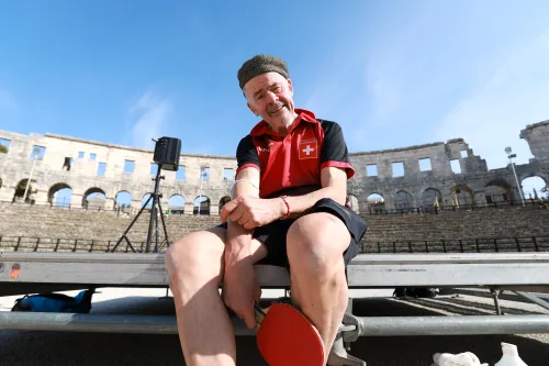 12.10.2022., Pula - Arena. Sluzbeno otvorenje svjetskog prvenstva u stolnom tenisu za osobe s dijagnozom Parkinsona koje se ove godine prema odluci neprofitne organizacije PingPongParkinson​ i partnera – Medjunarodne stolnoteniske federacije (ITTF) i Hrvatskog stolnoteniskog saveza, odrzava u Puli odnosno u Domu sportova Mate Parlov. Na svjetskom prvenstvu, koje ce trajati od 12. do 16. listopada 2022., ocekuje se vise od 400 sudionika, clanova pratnje i natjecatelja iz 22 drzave svijeta.
Pokretac ovog prvenstva je neprofitna americka zaklada PingPongParkinson​, kojoj je na celu hrvatsko-americki glazbenik Nenad Bach, izvodjac, producent i mirovni aktivist, i sam obolio od Parkinsona. Iako su lijekovi i dalje nezaobilazni u lijecenju, istrazivanja pokazuju kako sport, a posebice stolni tenis, pomaze u poboljsanju motorike kod ove dijagnoze.