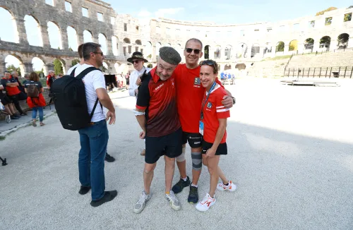 12.10.2022., Pula - Arena. Sluzbeno otvorenje svjetskog prvenstva u stolnom tenisu za osobe s dijagnozom Parkinsona koje se ove godine prema odluci neprofitne organizacije PingPongParkinson​ i partnera – Medjunarodne stolnoteniske federacije (ITTF) i Hrvatskog stolnoteniskog saveza, odrzava u Puli odnosno u Domu sportova Mate Parlov. Na svjetskom prvenstvu, koje ce trajati od 12. do 16. listopada 2022., ocekuje se vise od 400 sudionika, clanova pratnje i natjecatelja iz 22 drzave svijeta.
Pokretac ovog prvenstva je neprofitna americka zaklada PingPongParkinson​, kojoj je na celu hrvatsko-americki glazbenik Nenad Bach, izvodjac, producent i mirovni aktivist, i sam obolio od Parkinsona. Iako su lijekovi i dalje nezaobilazni u lijecenju, istrazivanja pokazuju kako sport, a posebice stolni tenis, pomaze u poboljsanju motorike kod ove dijagnoze.