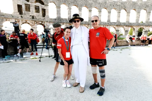 12.10.2022., Pula - Arena. Sluzbeno otvorenje svjetskog prvenstva u stolnom tenisu za osobe s dijagnozom Parkinsona koje se ove godine prema odluci neprofitne organizacije PingPongParkinson​ i partnera – Medjunarodne stolnoteniske federacije (ITTF) i Hrvatskog stolnoteniskog saveza, odrzava u Puli odnosno u Domu sportova Mate Parlov. Na svjetskom prvenstvu, koje ce trajati od 12. do 16. listopada 2022., ocekuje se vise od 400 sudionika, clanova pratnje i natjecatelja iz 22 drzave svijeta.
Pokretac ovog prvenstva je neprofitna americka zaklada PingPongParkinson​, kojoj je na celu hrvatsko-americki glazbenik Nenad Bach, izvodjac, producent i mirovni aktivist, i sam obolio od Parkinsona. Iako su lijekovi i dalje nezaobilazni u lijecenju, istrazivanja pokazuju kako sport, a posebice stolni tenis, pomaze u poboljsanju motorike kod ove dijagnoze.