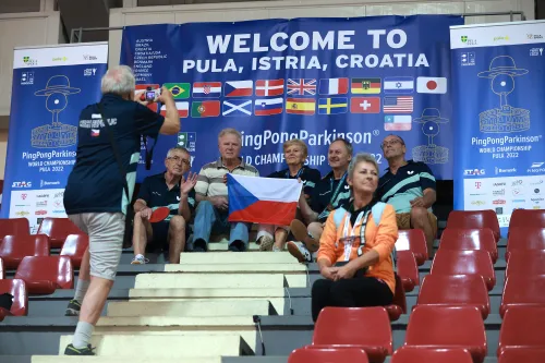 16.10.2022., Pula - Dom sportova Mate Parlov. Peti dan natjecanja Svjetskog prvenstva u stolnom tenisu za osobe s dijagnozom Parkinsona - finala, sve kategorije. Ove godine prema odluci neprofitne organizacije PingPongParkinson​ i partnera – Medjunarodne stolnoteniske federacije (ITTF) i Hrvatskog stolnoteniskog saveza prvenstvo se odrzava u Puli. Na svjetskom prvenstvu, koje ce trajati od 12. do 16. listopada 2022., ocekuje se vise od 400 sudionika, clanova pratnje i natjecatelja iz 22 drzave svijeta. Pokretac ovog prvenstva je neprofitna americka zaklada PingPongParkinson​, kojoj je na celu hrvatsko-americki glazbenik Nenad Bach, izvodjac, producent i mirovni aktivist, i sam obolio od Parkinsona. Iako su lijekovi i dalje nezaobilazni u lijecenju, istrazivanja pokazuju kako sport, a posebice stolni tenis, pomaze u poboljsanju motorike kod ove dijagnoze.