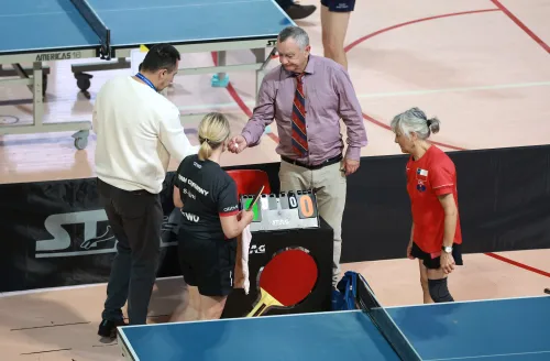 16.10.2022., Pula - Dom sportova Mate Parlov. Peti dan natjecanja Svjetskog prvenstva u stolnom tenisu za osobe s dijagnozom Parkinsona - finala, sve kategorije. Ove godine prema odluci neprofitne organizacije PingPongParkinson​ i partnera – Medjunarodne stolnoteniske federacije (ITTF) i Hrvatskog stolnoteniskog saveza prvenstvo se odrzava u Puli. Na svjetskom prvenstvu, koje ce trajati od 12. do 16. listopada 2022., ocekuje se vise od 400 sudionika, clanova pratnje i natjecatelja iz 22 drzave svijeta. Pokretac ovog prvenstva je neprofitna americka zaklada PingPongParkinson​, kojoj je na celu hrvatsko-americki glazbenik Nenad Bach, izvodjac, producent i mirovni aktivist, i sam obolio od Parkinsona. Iako su lijekovi i dalje nezaobilazni u lijecenju, istrazivanja pokazuju kako sport, a posebice stolni tenis, pomaze u poboljsanju motorike kod ove dijagnoze.