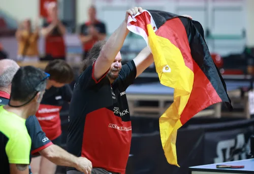 16.10.2022., Pula - Dom sportova Mate Parlov. Peti dan natjecanja Svjetskog prvenstva u stolnom tenisu za osobe s dijagnozom Parkinsona - finala, sve kategorije. Ove godine prema odluci neprofitne organizacije PingPongParkinson​ i partnera – Medjunarodne stolnoteniske federacije (ITTF) i Hrvatskog stolnoteniskog saveza prvenstvo se odrzava u Puli. Na svjetskom prvenstvu, koje ce trajati od 12. do 16. listopada 2022., ocekuje se vise od 400 sudionika, clanova pratnje i natjecatelja iz 22 drzave svijeta. Pokretac ovog prvenstva je neprofitna americka zaklada PingPongParkinson​, kojoj je na celu hrvatsko-americki glazbenik Nenad Bach, izvodjac, producent i mirovni aktivist, i sam obolio od Parkinsona. Iako su lijekovi i dalje nezaobilazni u lijecenju, istrazivanja pokazuju kako sport, a posebice stolni tenis, pomaze u poboljsanju motorike kod ove dijagnoze.