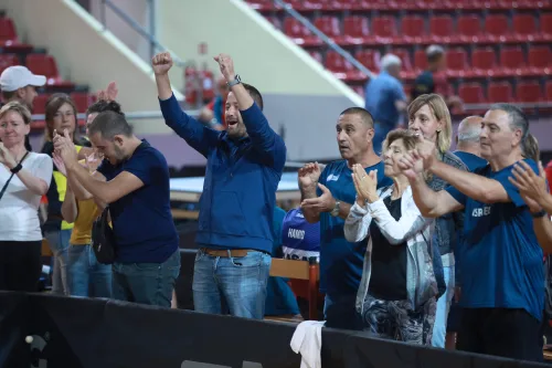 16.10.2022., Pula - Dom sportova Mate Parlov. Peti dan natjecanja Svjetskog prvenstva u stolnom tenisu za osobe s dijagnozom Parkinsona - finala, sve kategorije. Ove godine prema odluci neprofitne organizacije PingPongParkinson​ i partnera – Medjunarodne stolnoteniske federacije (ITTF) i Hrvatskog stolnoteniskog saveza prvenstvo se odrzava u Puli. Na svjetskom prvenstvu, koje ce trajati od 12. do 16. listopada 2022., ocekuje se vise od 400 sudionika, clanova pratnje i natjecatelja iz 22 drzave svijeta. Pokretac ovog prvenstva je neprofitna americka zaklada PingPongParkinson​, kojoj je na celu hrvatsko-americki glazbenik Nenad Bach, izvodjac, producent i mirovni aktivist, i sam obolio od Parkinsona. Iako su lijekovi i dalje nezaobilazni u lijecenju, istrazivanja pokazuju kako sport, a posebice stolni tenis, pomaze u poboljsanju motorike kod ove dijagnoze.