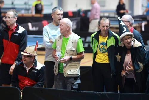 16.10.2022., Pula - Dom sportova Mate Parlov. Peti dan natjecanja Svjetskog prvenstva u stolnom tenisu za osobe s dijagnozom Parkinsona - finala, sve kategorije. Ove godine prema odluci neprofitne organizacije PingPongParkinson​ i partnera – Medjunarodne stolnoteniske federacije (ITTF) i Hrvatskog stolnoteniskog saveza prvenstvo se odrzava u Puli. Na svjetskom prvenstvu, koje ce trajati od 12. do 16. listopada 2022., ocekuje se vise od 400 sudionika, clanova pratnje i natjecatelja iz 22 drzave svijeta. Pokretac ovog prvenstva je neprofitna americka zaklada PingPongParkinson​, kojoj je na celu hrvatsko-americki glazbenik Nenad Bach, izvodjac, producent i mirovni aktivist, i sam obolio od Parkinsona. Iako su lijekovi i dalje nezaobilazni u lijecenju, istrazivanja pokazuju kako sport, a posebice stolni tenis, pomaze u poboljsanju motorike kod ove dijagnoze.