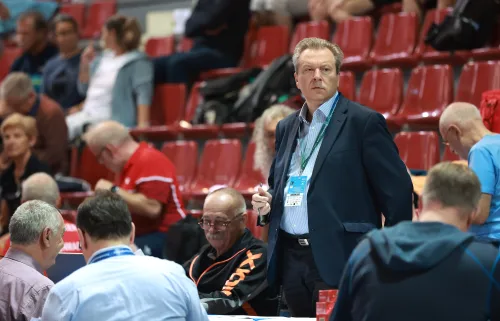 16.10.2022., Pula - Dom sportova Mate Parlov. Peti dan natjecanja Svjetskog prvenstva u stolnom tenisu za osobe s dijagnozom Parkinsona - finala, sve kategorije. Ove godine prema odluci neprofitne organizacije PingPongParkinson​ i partnera – Medjunarodne stolnoteniske federacije (ITTF) i Hrvatskog stolnoteniskog saveza prvenstvo se odrzava u Puli. Na svjetskom prvenstvu, koje ce trajati od 12. do 16. listopada 2022., ocekuje se vise od 400 sudionika, clanova pratnje i natjecatelja iz 22 drzave svijeta. Pokretac ovog prvenstva je neprofitna americka zaklada PingPongParkinson​, kojoj je na celu hrvatsko-americki glazbenik Nenad Bach, izvodjac, producent i mirovni aktivist, i sam obolio od Parkinsona. Iako su lijekovi i dalje nezaobilazni u lijecenju, istrazivanja pokazuju kako sport, a posebice stolni tenis, pomaze u poboljsanju motorike kod ove dijagnoze.
