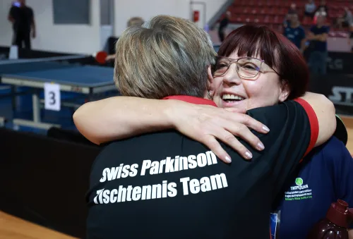 16.10.2022., Pula - Dom sportova Mate Parlov. Peti dan natjecanja Svjetskog prvenstva u stolnom tenisu za osobe s dijagnozom Parkinsona - finala, sve kategorije. Ove godine prema odluci neprofitne organizacije PingPongParkinson​ i partnera – Medjunarodne stolnoteniske federacije (ITTF) i Hrvatskog stolnoteniskog saveza prvenstvo se odrzava u Puli. Na svjetskom prvenstvu, koje ce trajati od 12. do 16. listopada 2022., ocekuje se vise od 400 sudionika, clanova pratnje i natjecatelja iz 22 drzave svijeta. Pokretac ovog prvenstva je neprofitna americka zaklada PingPongParkinson​, kojoj je na celu hrvatsko-americki glazbenik Nenad Bach, izvodjac, producent i mirovni aktivist, i sam obolio od Parkinsona. Iako su lijekovi i dalje nezaobilazni u lijecenju, istrazivanja pokazuju kako sport, a posebice stolni tenis, pomaze u poboljsanju motorike kod ove dijagnoze.