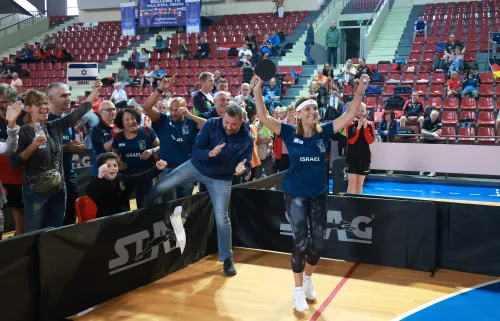 16.10.2022., Pula - Dom sportova Mate Parlov. Peti dan natjecanja Svjetskog prvenstva u stolnom tenisu za osobe s dijagnozom Parkinsona - finala, sve kategorije. Ove godine prema odluci neprofitne organizacije PingPongParkinson​ i partnera – Medjunarodne stolnoteniske federacije (ITTF) i Hrvatskog stolnoteniskog saveza prvenstvo se odrzava u Puli. Na svjetskom prvenstvu, koje ce trajati od 12. do 16. listopada 2022., ocekuje se vise od 400 sudionika, clanova pratnje i natjecatelja iz 22 drzave svijeta. Pokretac ovog prvenstva je neprofitna americka zaklada PingPongParkinson​, kojoj je na celu hrvatsko-americki glazbenik Nenad Bach, izvodjac, producent i mirovni aktivist, i sam obolio od Parkinsona. Iako su lijekovi i dalje nezaobilazni u lijecenju, istrazivanja pokazuju kako sport, a posebice stolni tenis, pomaze u poboljsanju motorike kod ove dijagnoze.