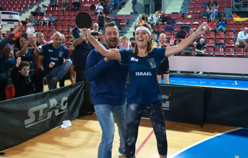 16.10.2022., Pula - Dom sportova Mate Parlov. Peti dan natjecanja Svjetskog prvenstva u stolnom tenisu za osobe s dijagnozom Parkinsona - finala, sve kategorije. Ove godine prema odluci neprofitne organizacije PingPongParkinson​ i partnera – Medjunarodne stolnoteniske federacije (ITTF) i Hrvatskog stolnoteniskog saveza prvenstvo se odrzava u Puli. Na svjetskom prvenstvu, koje ce trajati od 12. do 16. listopada 2022., ocekuje se vise od 400 sudionika, clanova pratnje i natjecatelja iz 22 drzave svijeta. Pokretac ovog prvenstva je neprofitna americka zaklada PingPongParkinson​, kojoj je na celu hrvatsko-americki glazbenik Nenad Bach, izvodjac, producent i mirovni aktivist, i sam obolio od Parkinsona. Iako su lijekovi i dalje nezaobilazni u lijecenju, istrazivanja pokazuju kako sport, a posebice stolni tenis, pomaze u poboljsanju motorike kod ove dijagnoze.