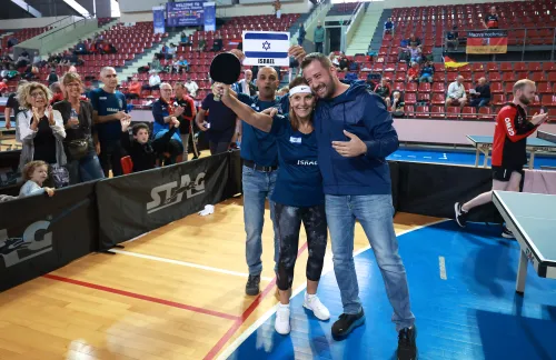 16.10.2022., Pula - Dom sportova Mate Parlov. Peti dan natjecanja Svjetskog prvenstva u stolnom tenisu za osobe s dijagnozom Parkinsona - finala, sve kategorije. Ove godine prema odluci neprofitne organizacije PingPongParkinson​ i partnera – Medjunarodne stolnoteniske federacije (ITTF) i Hrvatskog stolnoteniskog saveza prvenstvo se odrzava u Puli. Na svjetskom prvenstvu, koje ce trajati od 12. do 16. listopada 2022., ocekuje se vise od 400 sudionika, clanova pratnje i natjecatelja iz 22 drzave svijeta. Pokretac ovog prvenstva je neprofitna americka zaklada PingPongParkinson​, kojoj je na celu hrvatsko-americki glazbenik Nenad Bach, izvodjac, producent i mirovni aktivist, i sam obolio od Parkinsona. Iako su lijekovi i dalje nezaobilazni u lijecenju, istrazivanja pokazuju kako sport, a posebice stolni tenis, pomaze u poboljsanju motorike kod ove dijagnoze.