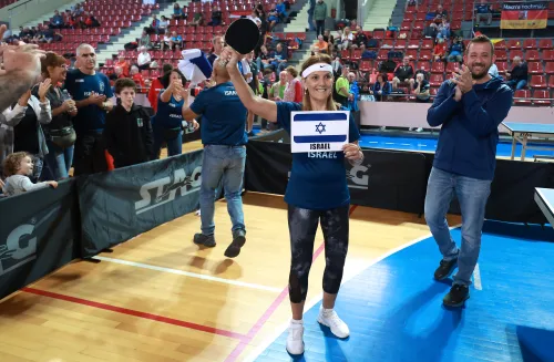 16.10.2022., Pula - Dom sportova Mate Parlov. Peti dan natjecanja Svjetskog prvenstva u stolnom tenisu za osobe s dijagnozom Parkinsona - finala, sve kategorije. Ove godine prema odluci neprofitne organizacije PingPongParkinson​ i partnera – Medjunarodne stolnoteniske federacije (ITTF) i Hrvatskog stolnoteniskog saveza prvenstvo se odrzava u Puli. Na svjetskom prvenstvu, koje ce trajati od 12. do 16. listopada 2022., ocekuje se vise od 400 sudionika, clanova pratnje i natjecatelja iz 22 drzave svijeta. Pokretac ovog prvenstva je neprofitna americka zaklada PingPongParkinson​, kojoj je na celu hrvatsko-americki glazbenik Nenad Bach, izvodjac, producent i mirovni aktivist, i sam obolio od Parkinsona. Iako su lijekovi i dalje nezaobilazni u lijecenju, istrazivanja pokazuju kako sport, a posebice stolni tenis, pomaze u poboljsanju motorike kod ove dijagnoze.