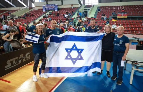 16.10.2022., Pula - Dom sportova Mate Parlov. Peti dan natjecanja Svjetskog prvenstva u stolnom tenisu za osobe s dijagnozom Parkinsona - finala, sve kategorije. Ove godine prema odluci neprofitne organizacije PingPongParkinson​ i partnera – Medjunarodne stolnoteniske federacije (ITTF) i Hrvatskog stolnoteniskog saveza prvenstvo se odrzava u Puli. Na svjetskom prvenstvu, koje ce trajati od 12. do 16. listopada 2022., ocekuje se vise od 400 sudionika, clanova pratnje i natjecatelja iz 22 drzave svijeta. Pokretac ovog prvenstva je neprofitna americka zaklada PingPongParkinson​, kojoj je na celu hrvatsko-americki glazbenik Nenad Bach, izvodjac, producent i mirovni aktivist, i sam obolio od Parkinsona. Iako su lijekovi i dalje nezaobilazni u lijecenju, istrazivanja pokazuju kako sport, a posebice stolni tenis, pomaze u poboljsanju motorike kod ove dijagnoze.