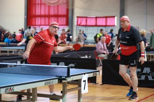 16.10.2022., Pula - Dom sportova Mate Parlov. Peti dan natjecanja Svjetskog prvenstva u stolnom tenisu za osobe s dijagnozom Parkinsona - finala, sve kategorije. Ove godine prema odluci neprofitne organizacije PingPongParkinson​ i partnera – Medjunarodne stolnoteniske federacije (ITTF) i Hrvatskog stolnoteniskog saveza prvenstvo se odrzava u Puli. Na svjetskom prvenstvu, koje ce trajati od 12. do 16. listopada 2022., ocekuje se vise od 400 sudionika, clanova pratnje i natjecatelja iz 22 drzave svijeta. Pokretac ovog prvenstva je neprofitna americka zaklada PingPongParkinson​, kojoj je na celu hrvatsko-americki glazbenik Nenad Bach, izvodjac, producent i mirovni aktivist, i sam obolio od Parkinsona. Iako su lijekovi i dalje nezaobilazni u lijecenju, istrazivanja pokazuju kako sport, a posebice stolni tenis, pomaze u poboljsanju motorike kod ove dijagnoze.