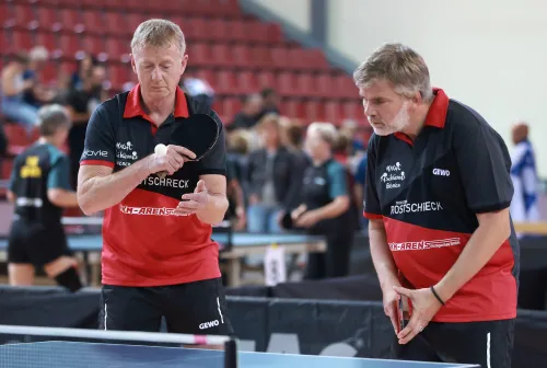 16.10.2022., Pula - Dom sportova Mate Parlov. Peti dan natjecanja Svjetskog prvenstva u stolnom tenisu za osobe s dijagnozom Parkinsona - finala, sve kategorije. Ove godine prema odluci neprofitne organizacije PingPongParkinson​ i partnera – Medjunarodne stolnoteniske federacije (ITTF) i Hrvatskog stolnoteniskog saveza prvenstvo se odrzava u Puli. Na svjetskom prvenstvu, koje ce trajati od 12. do 16. listopada 2022., ocekuje se vise od 400 sudionika, clanova pratnje i natjecatelja iz 22 drzave svijeta. Pokretac ovog prvenstva je neprofitna americka zaklada PingPongParkinson​, kojoj je na celu hrvatsko-americki glazbenik Nenad Bach, izvodjac, producent i mirovni aktivist, i sam obolio od Parkinsona. Iako su lijekovi i dalje nezaobilazni u lijecenju, istrazivanja pokazuju kako sport, a posebice stolni tenis, pomaze u poboljsanju motorike kod ove dijagnoze.