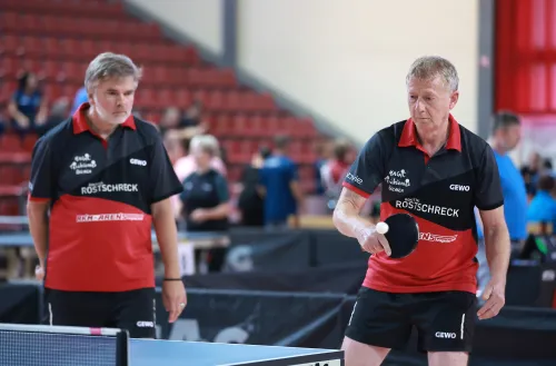 16.10.2022., Pula - Dom sportova Mate Parlov. Peti dan natjecanja Svjetskog prvenstva u stolnom tenisu za osobe s dijagnozom Parkinsona - finala, sve kategorije. Ove godine prema odluci neprofitne organizacije PingPongParkinson​ i partnera – Medjunarodne stolnoteniske federacije (ITTF) i Hrvatskog stolnoteniskog saveza prvenstvo se odrzava u Puli. Na svjetskom prvenstvu, koje ce trajati od 12. do 16. listopada 2022., ocekuje se vise od 400 sudionika, clanova pratnje i natjecatelja iz 22 drzave svijeta. Pokretac ovog prvenstva je neprofitna americka zaklada PingPongParkinson​, kojoj je na celu hrvatsko-americki glazbenik Nenad Bach, izvodjac, producent i mirovni aktivist, i sam obolio od Parkinsona. Iako su lijekovi i dalje nezaobilazni u lijecenju, istrazivanja pokazuju kako sport, a posebice stolni tenis, pomaze u poboljsanju motorike kod ove dijagnoze.