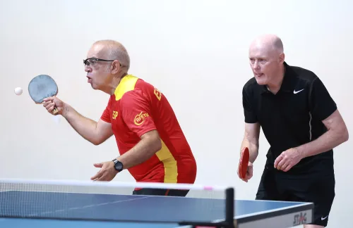 16.10.2022., Pula - Dom sportova Mate Parlov. Peti dan natjecanja Svjetskog prvenstva u stolnom tenisu za osobe s dijagnozom Parkinsona - finala, sve kategorije. Ove godine prema odluci neprofitne organizacije PingPongParkinson​ i partnera – Medjunarodne stolnoteniske federacije (ITTF) i Hrvatskog stolnoteniskog saveza prvenstvo se odrzava u Puli. Na svjetskom prvenstvu, koje ce trajati od 12. do 16. listopada 2022., ocekuje se vise od 400 sudionika, clanova pratnje i natjecatelja iz 22 drzave svijeta. Pokretac ovog prvenstva je neprofitna americka zaklada PingPongParkinson​, kojoj je na celu hrvatsko-americki glazbenik Nenad Bach, izvodjac, producent i mirovni aktivist, i sam obolio od Parkinsona. Iako su lijekovi i dalje nezaobilazni u lijecenju, istrazivanja pokazuju kako sport, a posebice stolni tenis, pomaze u poboljsanju motorike kod ove dijagnoze.
