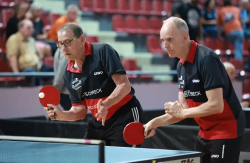 16.10.2022., Pula - Dom sportova Mate Parlov. Peti dan natjecanja Svjetskog prvenstva u stolnom tenisu za osobe s dijagnozom Parkinsona - finala, sve kategorije. Ove godine prema odluci neprofitne organizacije PingPongParkinson​ i partnera – Medjunarodne stolnoteniske federacije (ITTF) i Hrvatskog stolnoteniskog saveza prvenstvo se odrzava u Puli. Na svjetskom prvenstvu, koje ce trajati od 12. do 16. listopada 2022., ocekuje se vise od 400 sudionika, clanova pratnje i natjecatelja iz 22 drzave svijeta. Pokretac ovog prvenstva je neprofitna americka zaklada PingPongParkinson​, kojoj je na celu hrvatsko-americki glazbenik Nenad Bach, izvodjac, producent i mirovni aktivist, i sam obolio od Parkinsona. Iako su lijekovi i dalje nezaobilazni u lijecenju, istrazivanja pokazuju kako sport, a posebice stolni tenis, pomaze u poboljsanju motorike kod ove dijagnoze.