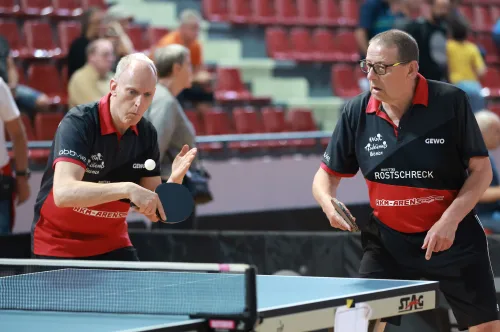 16.10.2022., Pula - Dom sportova Mate Parlov. Peti dan natjecanja Svjetskog prvenstva u stolnom tenisu za osobe s dijagnozom Parkinsona - finala, sve kategorije. Ove godine prema odluci neprofitne organizacije PingPongParkinson​ i partnera – Medjunarodne stolnoteniske federacije (ITTF) i Hrvatskog stolnoteniskog saveza prvenstvo se odrzava u Puli. Na svjetskom prvenstvu, koje ce trajati od 12. do 16. listopada 2022., ocekuje se vise od 400 sudionika, clanova pratnje i natjecatelja iz 22 drzave svijeta. Pokretac ovog prvenstva je neprofitna americka zaklada PingPongParkinson​, kojoj je na celu hrvatsko-americki glazbenik Nenad Bach, izvodjac, producent i mirovni aktivist, i sam obolio od Parkinsona. Iako su lijekovi i dalje nezaobilazni u lijecenju, istrazivanja pokazuju kako sport, a posebice stolni tenis, pomaze u poboljsanju motorike kod ove dijagnoze.