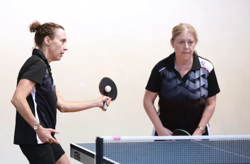 16.10.2022., Pula - Dom sportova Mate Parlov. Peti dan natjecanja Svjetskog prvenstva u stolnom tenisu za osobe s dijagnozom Parkinsona - finala, sve kategorije. Ove godine prema odluci neprofitne organizacije PingPongParkinson​ i partnera – Medjunarodne stolnoteniske federacije (ITTF) i Hrvatskog stolnoteniskog saveza prvenstvo se odrzava u Puli. Na svjetskom prvenstvu, koje ce trajati od 12. do 16. listopada 2022., ocekuje se vise od 400 sudionika, clanova pratnje i natjecatelja iz 22 drzave svijeta. Pokretac ovog prvenstva je neprofitna americka zaklada PingPongParkinson​, kojoj je na celu hrvatsko-americki glazbenik Nenad Bach, izvodjac, producent i mirovni aktivist, i sam obolio od Parkinsona. Iako su lijekovi i dalje nezaobilazni u lijecenju, istrazivanja pokazuju kako sport, a posebice stolni tenis, pomaze u poboljsanju motorike kod ove dijagnoze.