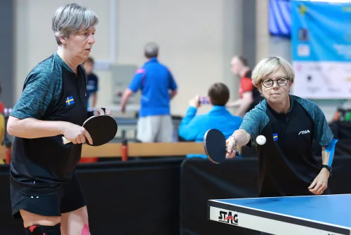 16.10.2022., Pula - Dom sportova Mate Parlov. Peti dan natjecanja Svjetskog prvenstva u stolnom tenisu za osobe s dijagnozom Parkinsona - finala, sve kategorije. Ove godine prema odluci neprofitne organizacije PingPongParkinson​ i partnera – Medjunarodne stolnoteniske federacije (ITTF) i Hrvatskog stolnoteniskog saveza prvenstvo se odrzava u Puli. Na svjetskom prvenstvu, koje ce trajati od 12. do 16. listopada 2022., ocekuje se vise od 400 sudionika, clanova pratnje i natjecatelja iz 22 drzave svijeta. Pokretac ovog prvenstva je neprofitna americka zaklada PingPongParkinson​, kojoj je na celu hrvatsko-americki glazbenik Nenad Bach, izvodjac, producent i mirovni aktivist, i sam obolio od Parkinsona. Iako su lijekovi i dalje nezaobilazni u lijecenju, istrazivanja pokazuju kako sport, a posebice stolni tenis, pomaze u poboljsanju motorike kod ove dijagnoze.