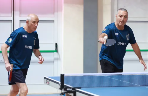 16.10.2022., Pula - Dom sportova Mate Parlov. Peti dan natjecanja Svjetskog prvenstva u stolnom tenisu za osobe s dijagnozom Parkinsona - finala, sve kategorije. Ove godine prema odluci neprofitne organizacije PingPongParkinson​ i partnera – Medjunarodne stolnoteniske federacije (ITTF) i Hrvatskog stolnoteniskog saveza prvenstvo se odrzava u Puli. Na svjetskom prvenstvu, koje ce trajati od 12. do 16. listopada 2022., ocekuje se vise od 400 sudionika, clanova pratnje i natjecatelja iz 22 drzave svijeta. Pokretac ovog prvenstva je neprofitna americka zaklada PingPongParkinson​, kojoj je na celu hrvatsko-americki glazbenik Nenad Bach, izvodjac, producent i mirovni aktivist, i sam obolio od Parkinsona. Iako su lijekovi i dalje nezaobilazni u lijecenju, istrazivanja pokazuju kako sport, a posebice stolni tenis, pomaze u poboljsanju motorike kod ove dijagnoze.