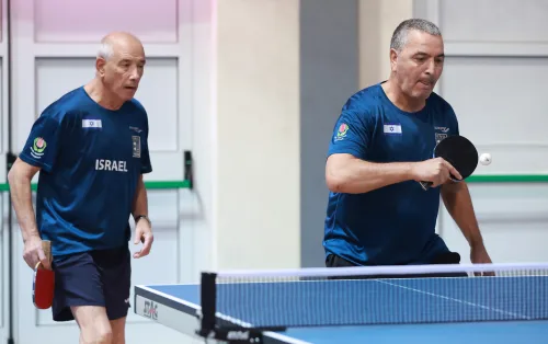 16.10.2022., Pula - Dom sportova Mate Parlov. Peti dan natjecanja Svjetskog prvenstva u stolnom tenisu za osobe s dijagnozom Parkinsona - finala, sve kategorije. Ove godine prema odluci neprofitne organizacije PingPongParkinson​ i partnera – Medjunarodne stolnoteniske federacije (ITTF) i Hrvatskog stolnoteniskog saveza prvenstvo se odrzava u Puli. Na svjetskom prvenstvu, koje ce trajati od 12. do 16. listopada 2022., ocekuje se vise od 400 sudionika, clanova pratnje i natjecatelja iz 22 drzave svijeta. Pokretac ovog prvenstva je neprofitna americka zaklada PingPongParkinson​, kojoj je na celu hrvatsko-americki glazbenik Nenad Bach, izvodjac, producent i mirovni aktivist, i sam obolio od Parkinsona. Iako su lijekovi i dalje nezaobilazni u lijecenju, istrazivanja pokazuju kako sport, a posebice stolni tenis, pomaze u poboljsanju motorike kod ove dijagnoze.